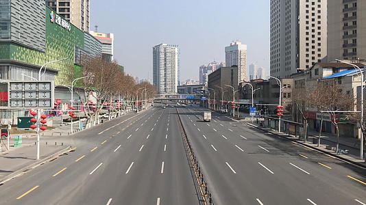 武汉新冠肺炎封城期间空旷无人的道路交通视频的预览图