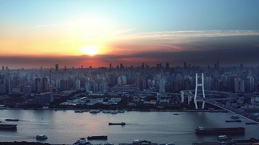 南浦大桥和黄浦江两岸航拍日落时的风景视频的预览图