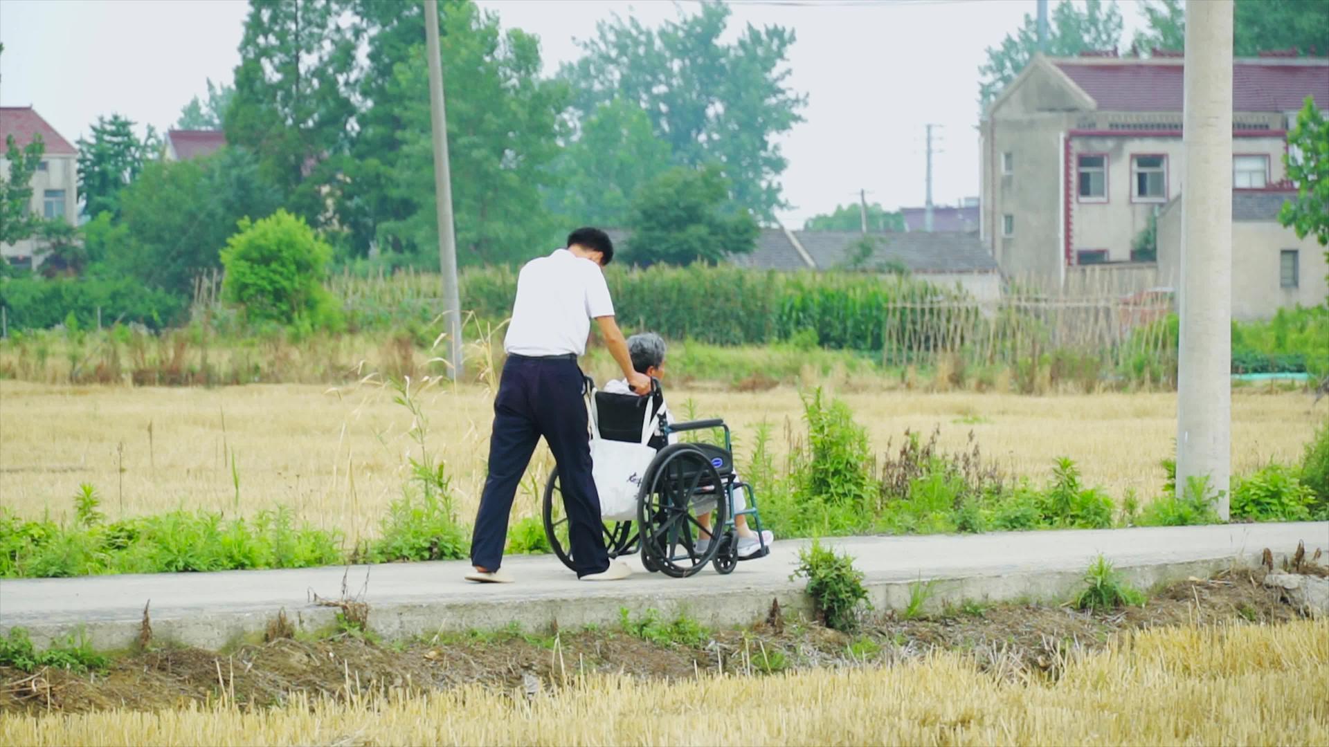 4K实拍家庭照顾坐轮椅的老人照顾老人视频的预览图