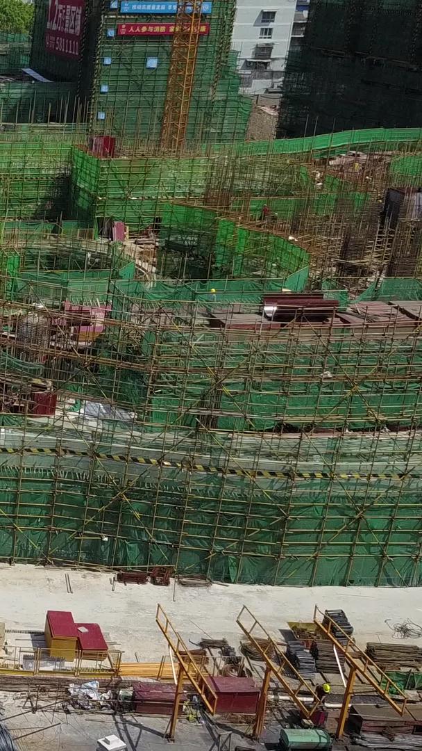 桂林江边高清航拍建筑建设中的建筑工地山水桂林视频的预览图