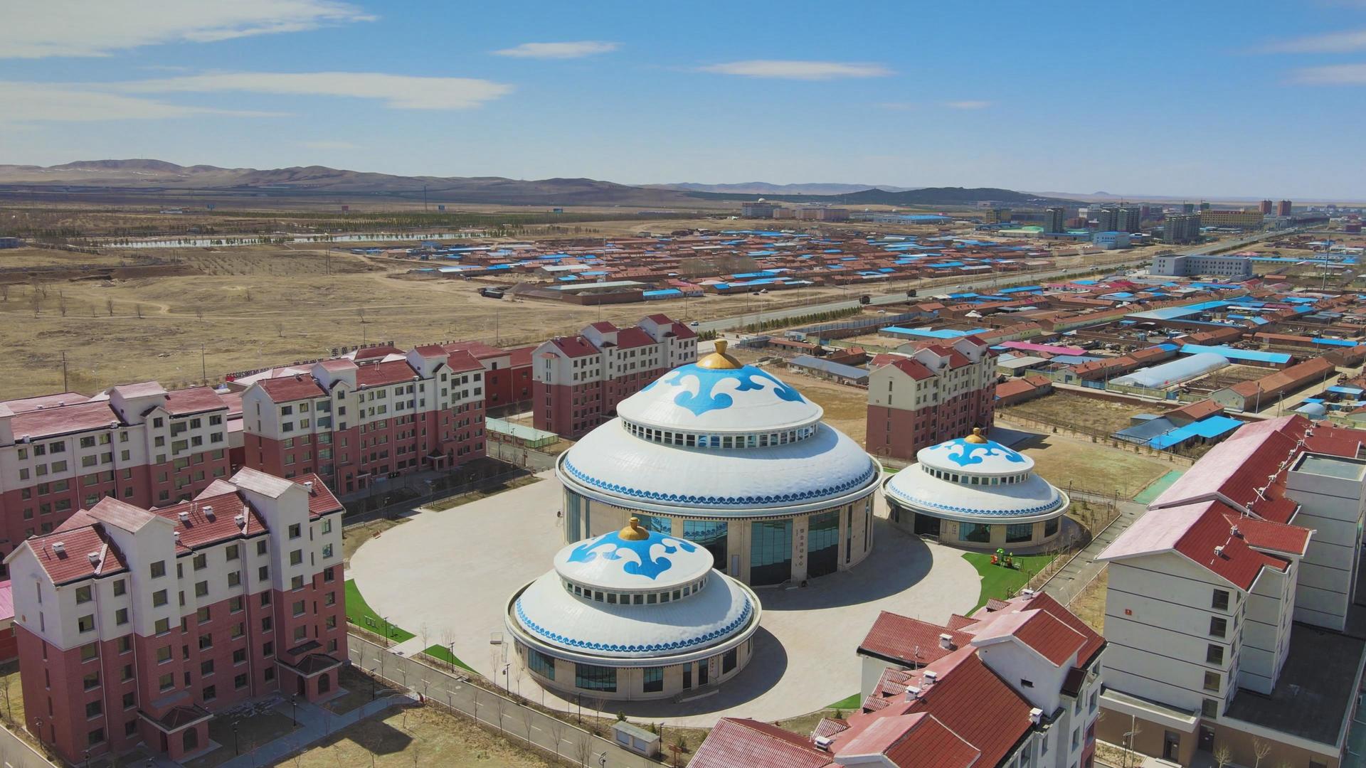 4k环绕航拍鄂尔多斯市巨型蒙古包式特色建筑视频的预览图