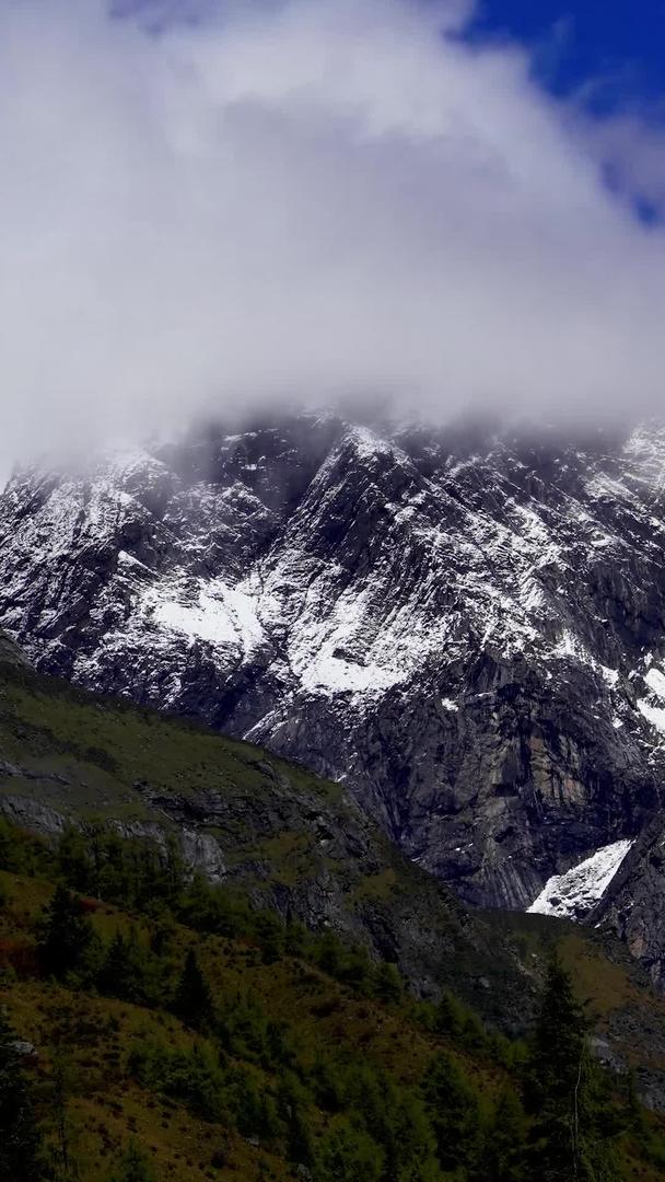 川西藏雪山之巅及云层快速流动延时视频素材视频的预览图