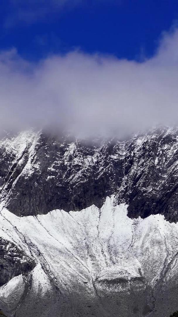 川西藏雪山之巅及云层快速流动延时视频素材视频的预览图