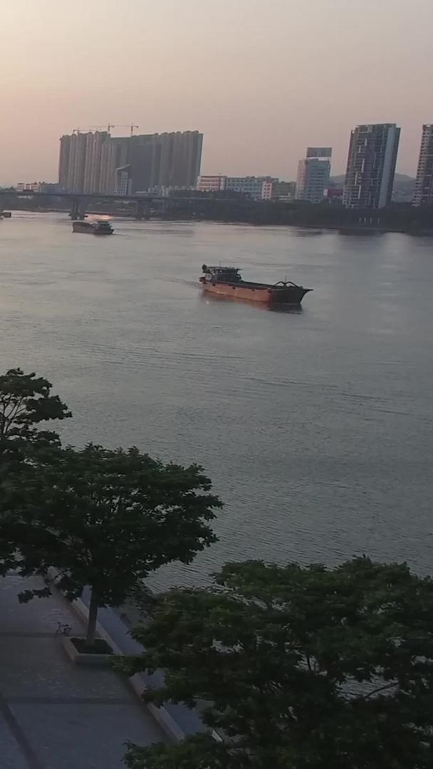夕阳两岸河流航拍视频的预览图