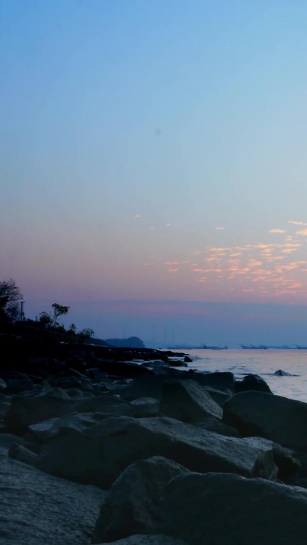 实拍海边早晨日出延时摄影视频的预览图