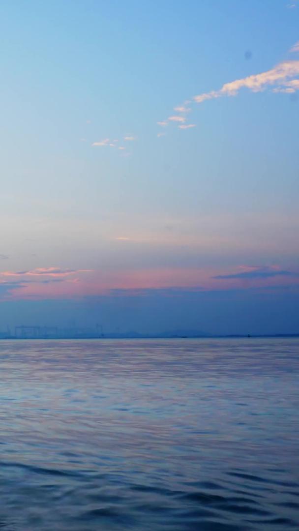 实拍海边早晨日出延时摄影视频的预览图