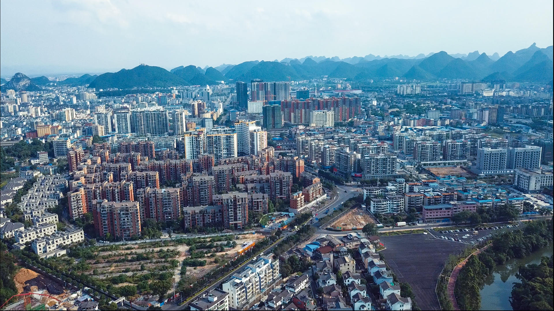 4k高清航拍城市建筑群交通城市风景视频的预览图