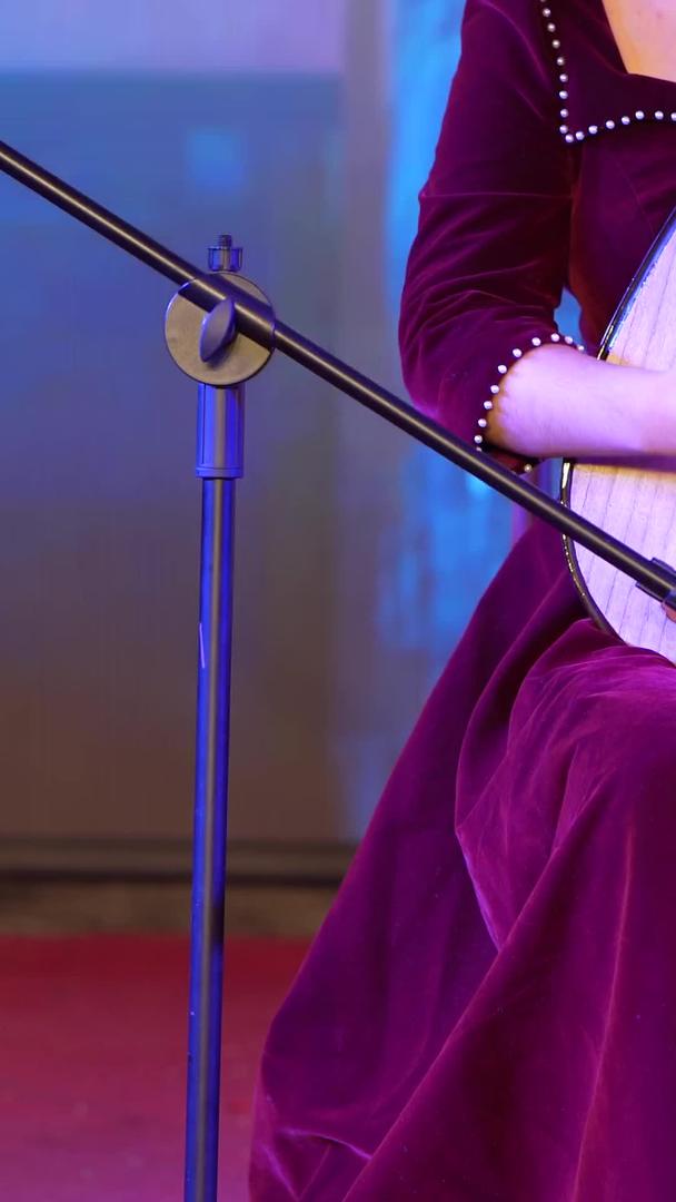 舞台上弹琵琶的美女视频的预览图