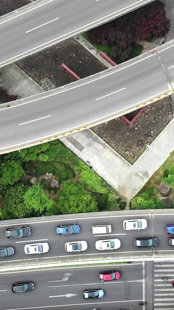 城市高架桥下班堵车视频的预览图