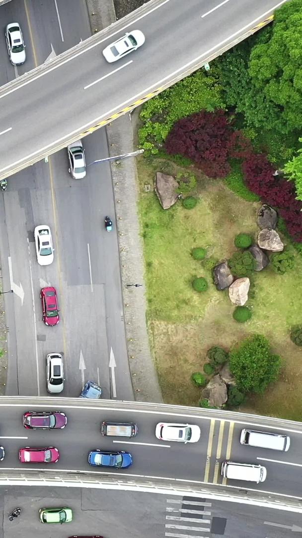 城市高架桥下班堵车视频的预览图