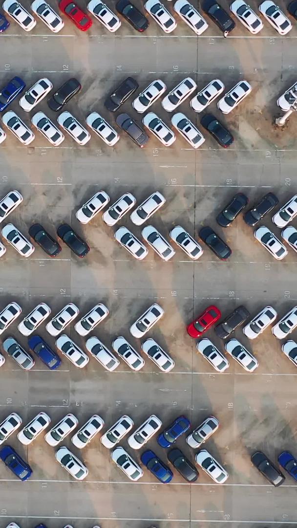 航空摄影工业园区汽车制造商装满待售汽车的停车场材料视频的预览图