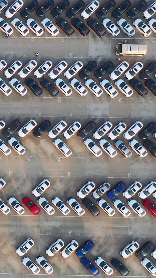 航空摄影工业园区汽车制造商装满待售汽车的停车场材料视频的预览图