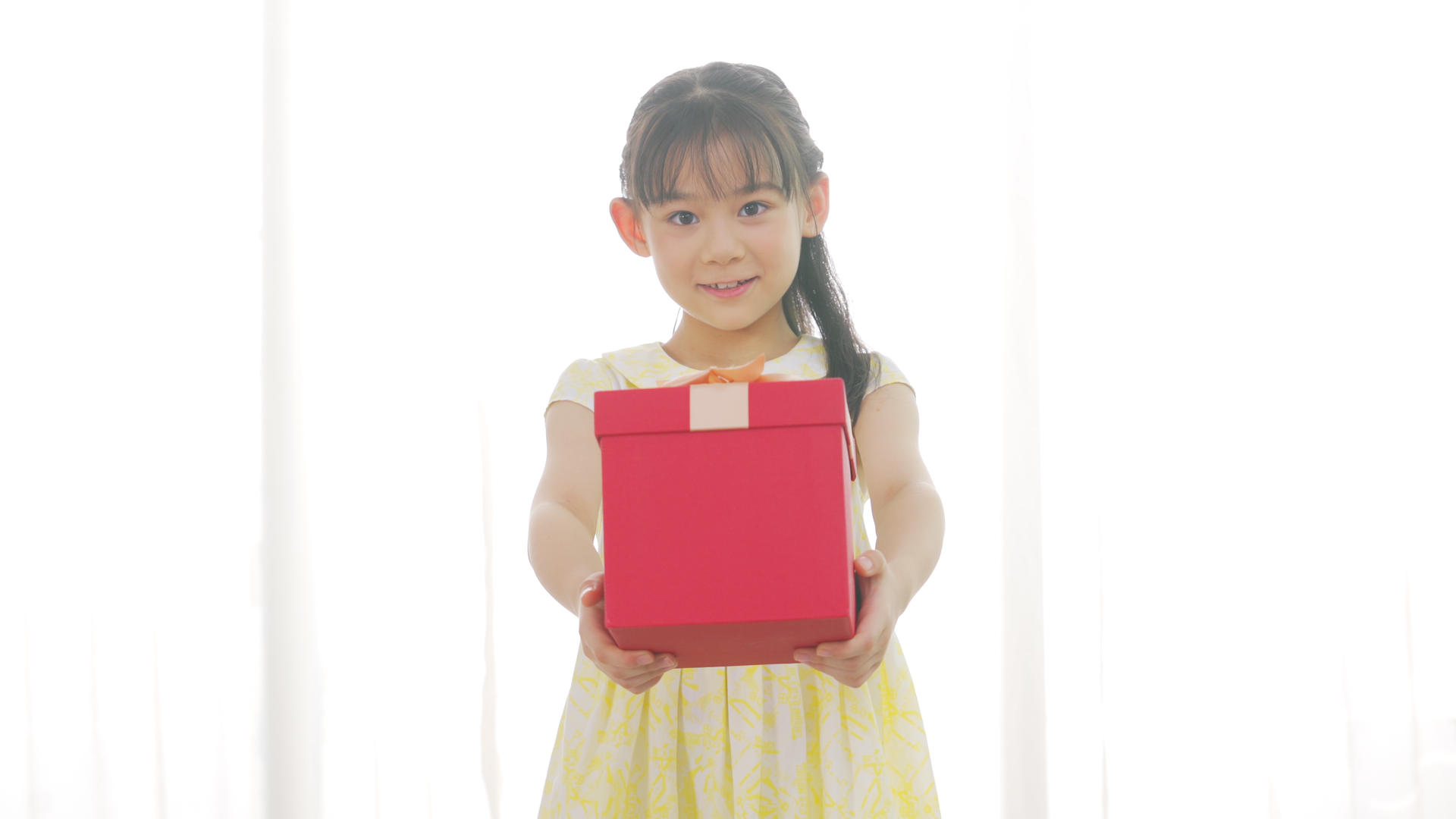 4k小女孩递礼物动作视频的预览图