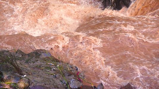自然灾害河流洪水4K实拍河流视频的预览图