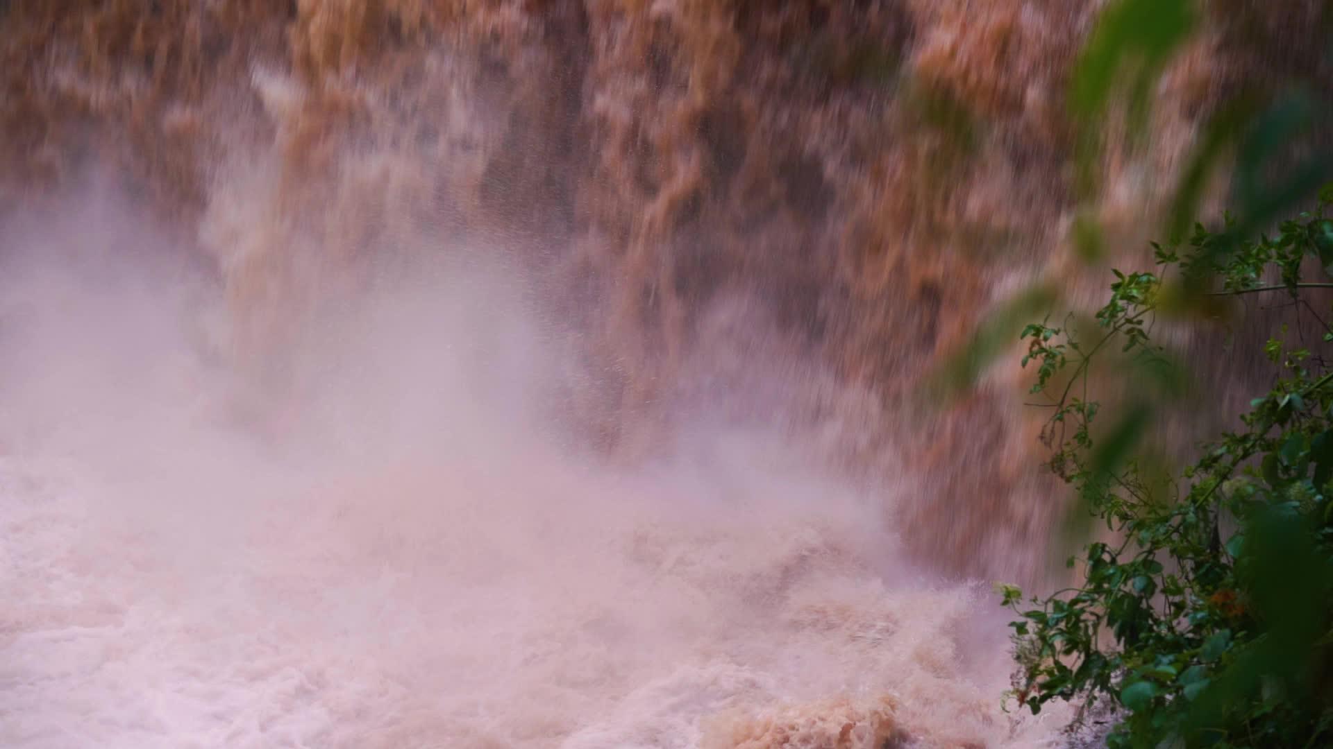 自然灾害河流洪水4K实拍河流视频的预览图