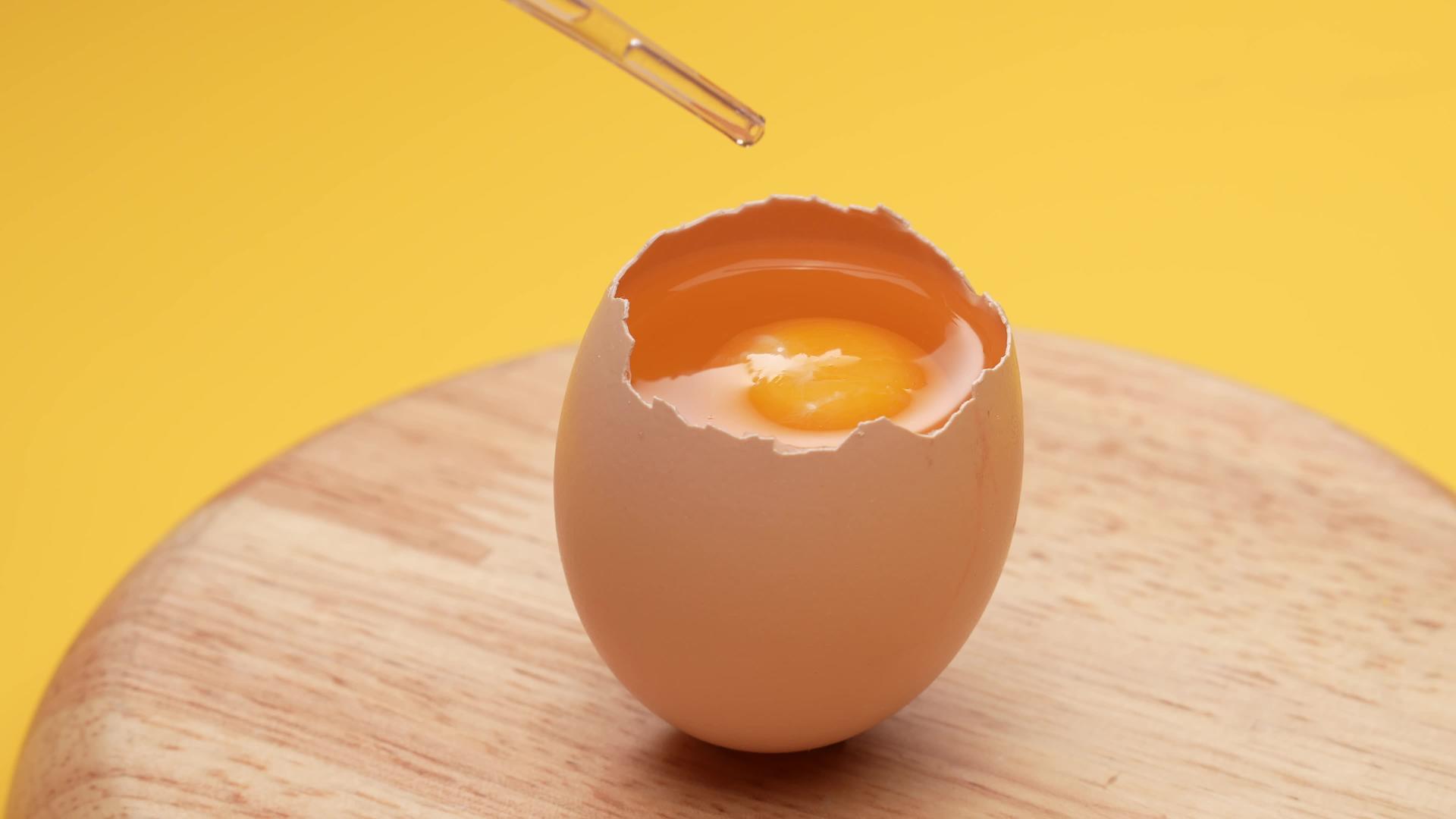 用滴管吸收鸡蛋中的蛋清视频的预览图