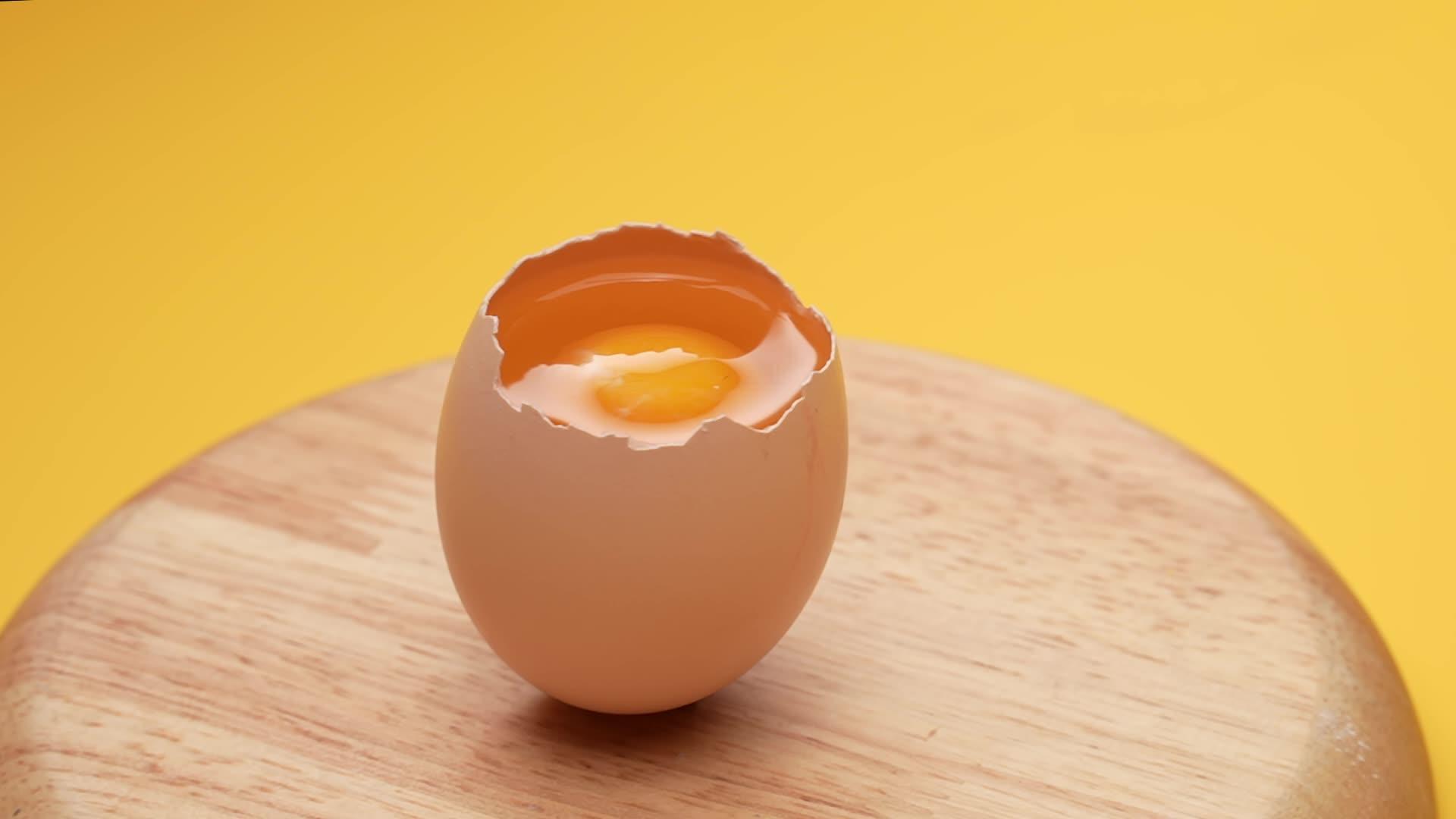 蛋清落在破碎的鸡蛋里视频的预览图