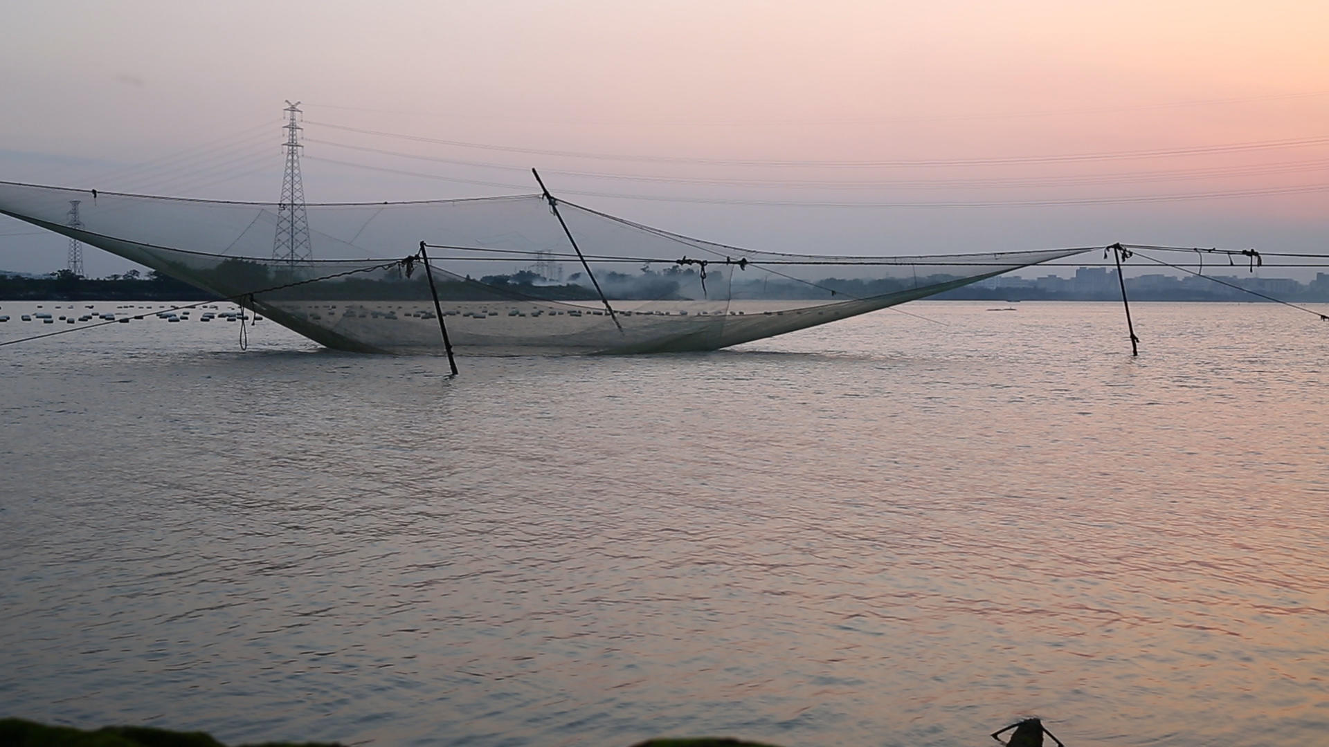 太阳下山起网捕鱼视频的预览图