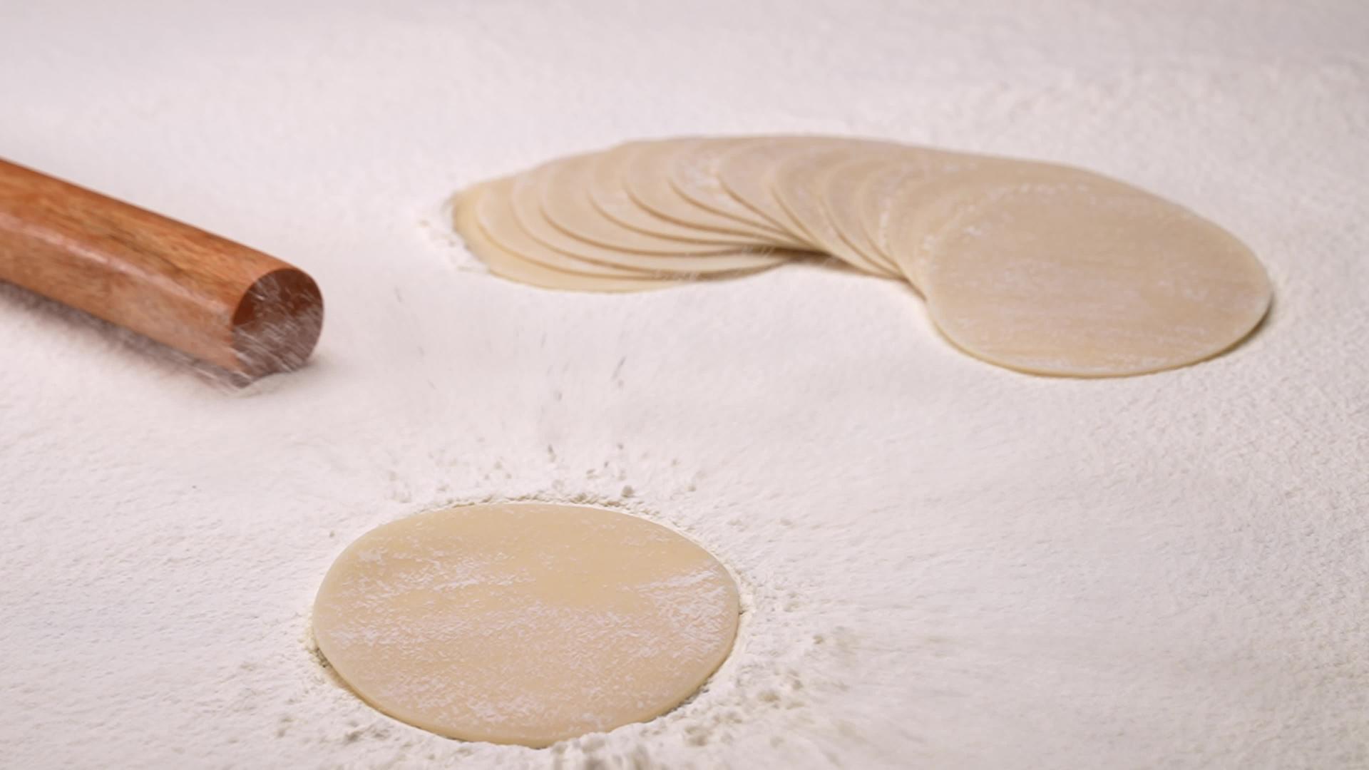 饺子皮落在沾满面粉的砧板上视频的预览图
