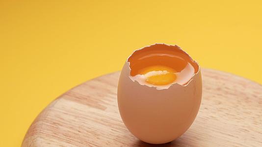 鸡蛋的顶部被打破蛋清蛋黄暴露视频的预览图