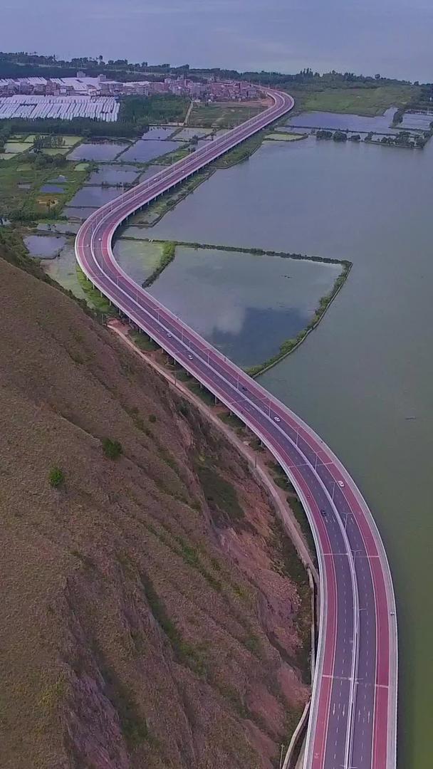 高原跨海高速公路全景航拍视频的预览图