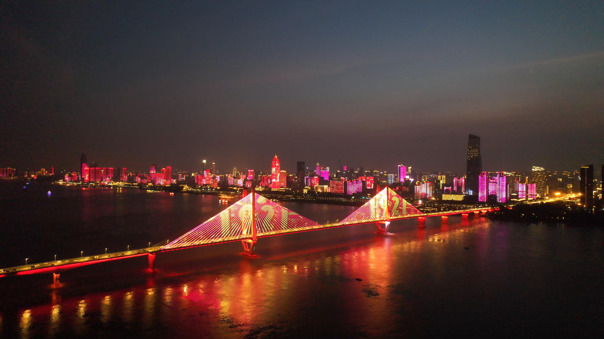 航拍城市献礼建党100周年武汉长江二桥灯光秀表演4k素材视频的预览图
