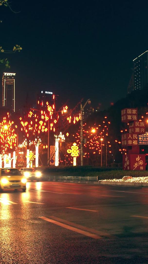 拍摄新年城市街道夜景视频素材视频的预览图