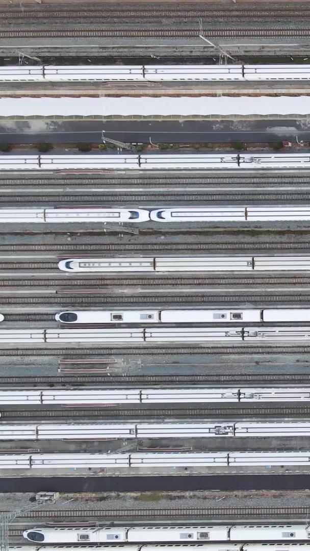 航拍城市交通高铁站等候出发的轨道列车素材视频的预览图