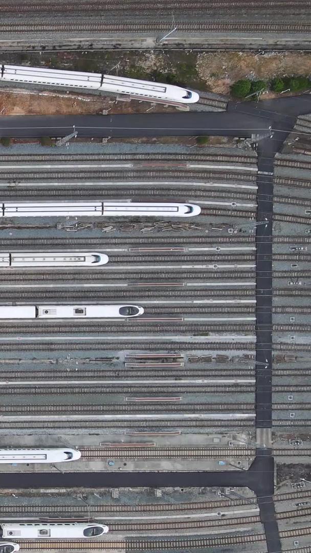 航拍城市交通高铁站等候出发的轨道列车素材视频的预览图