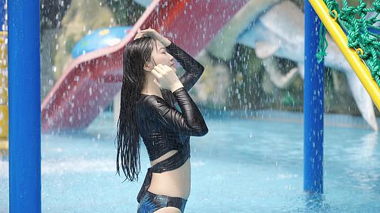 4k美女乐园冲水淋雨身姿升格视频的预览图