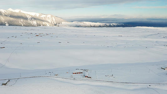 新疆天山五月暴雪风光视频的预览图