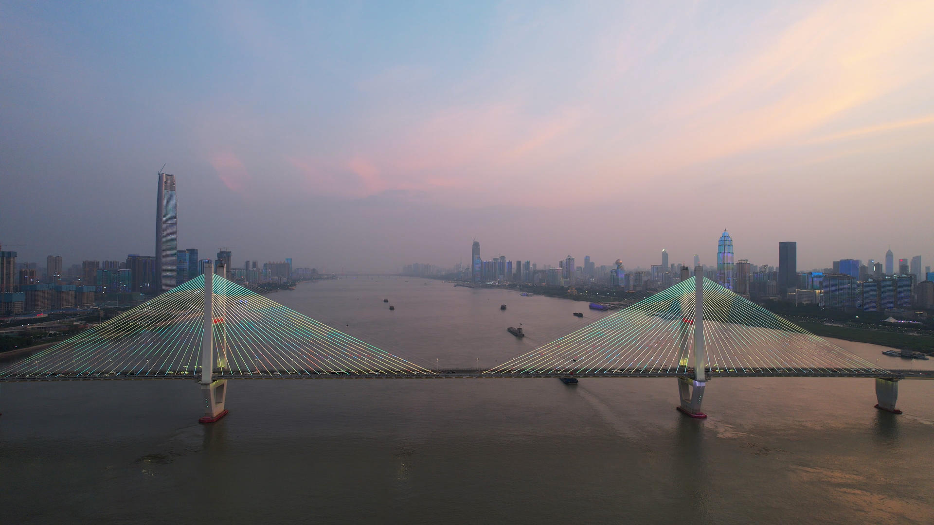 航拍城市武汉长江二桥庆祝建党100周年献礼演出灯光秀4k素材视频的预览图