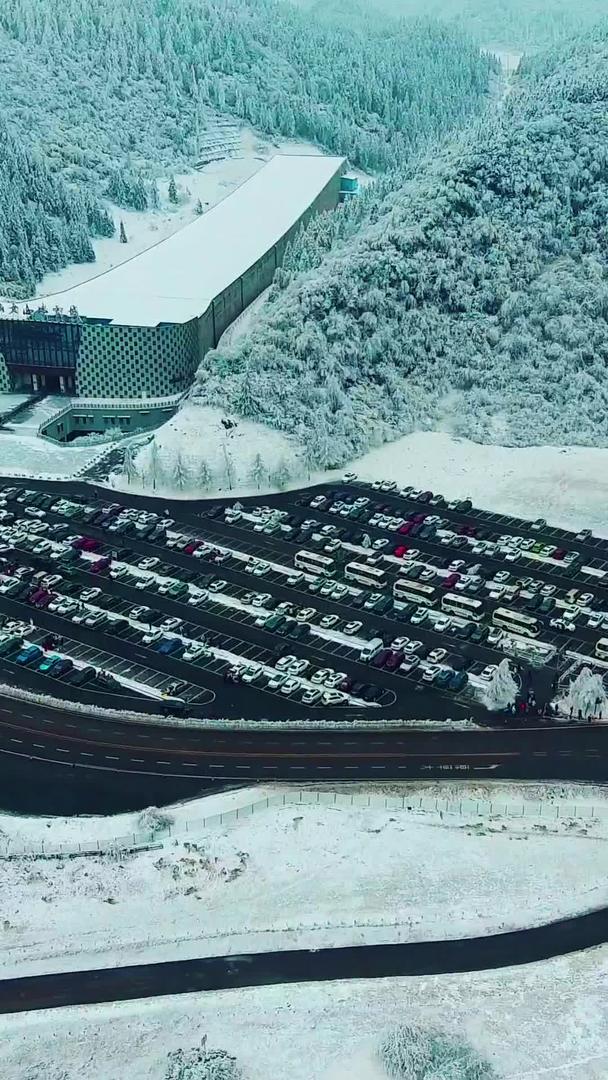 公共停车场雪山山顶视频的预览图