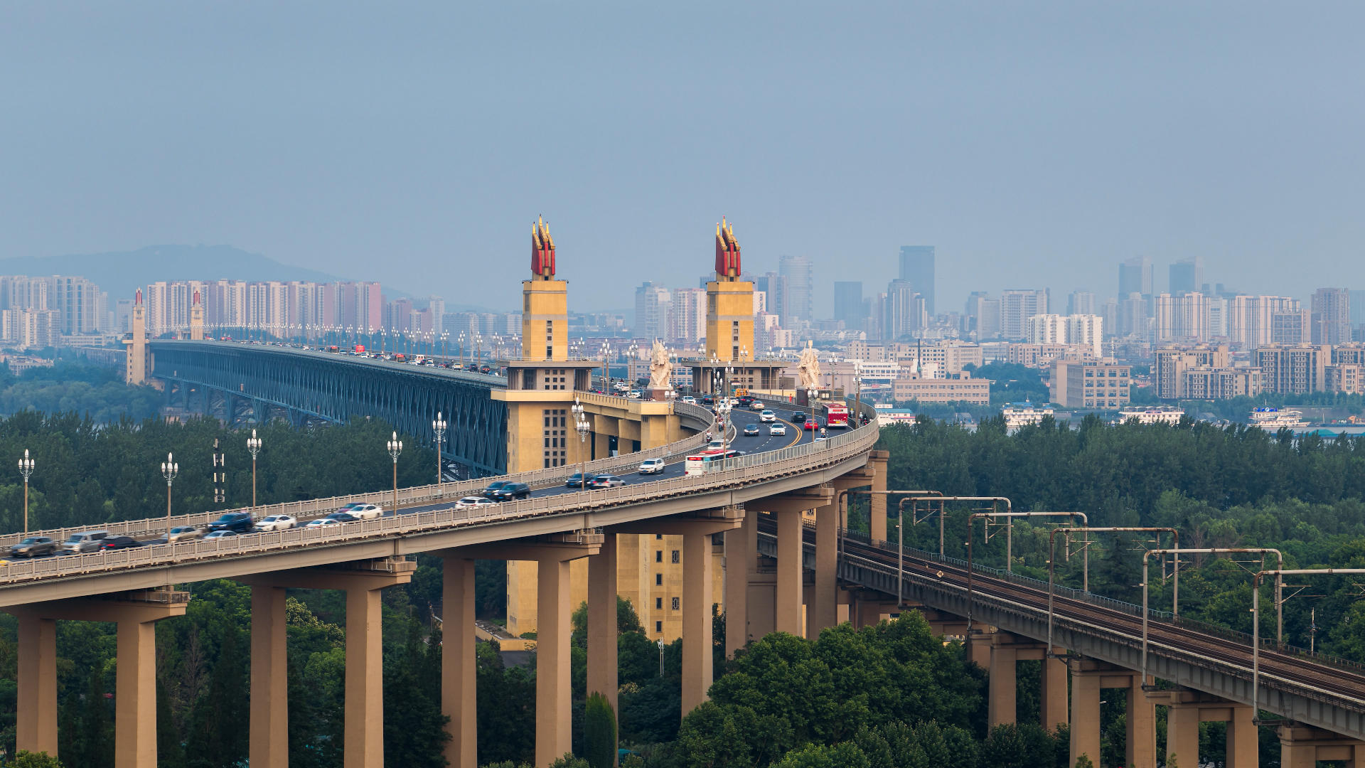 4K南京长江大桥车流与城市天际线视频的预览图