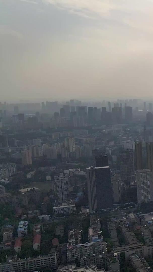远眺武汉CBD武汉中心逆光视频的预览图