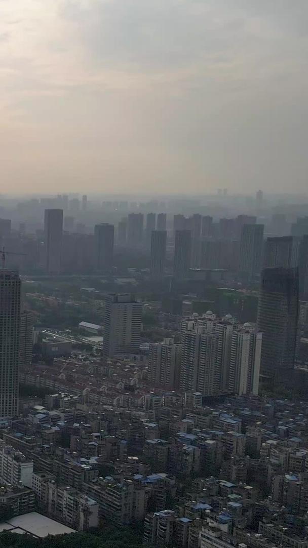远眺武汉CBD武汉中心逆光视频的预览图