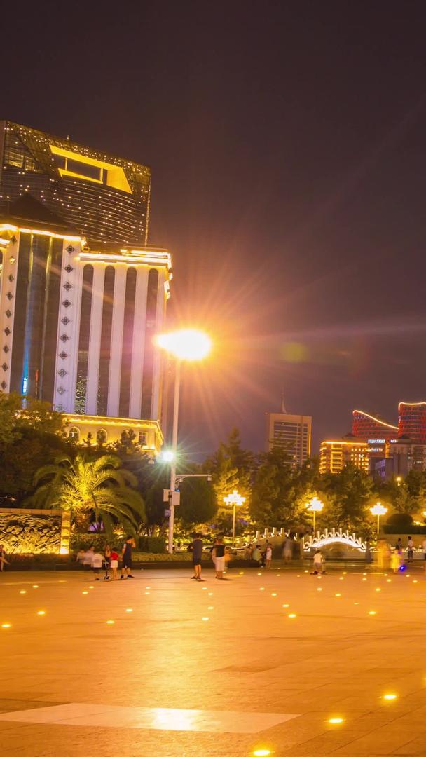 南昌八一南昌起义纪念塔八一广场人流夜景延时摄影视频的预览图
