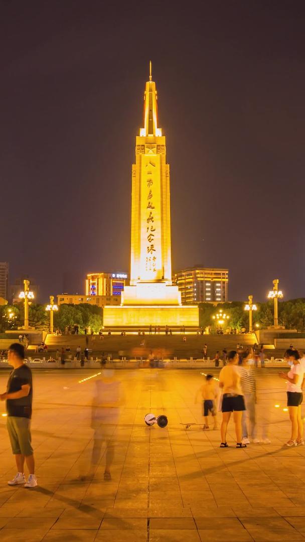 南昌八一南昌起义纪念塔八一广场人流夜景延时摄影视频的预览图