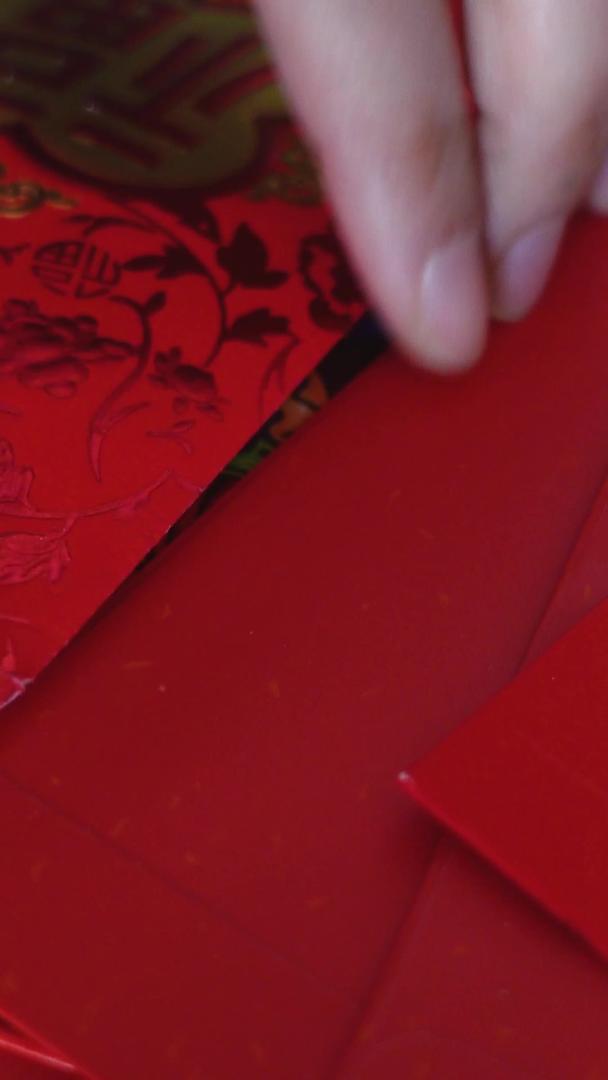 传统的节日民俗把钱装进红包压岁钱祝福素材视频的预览图