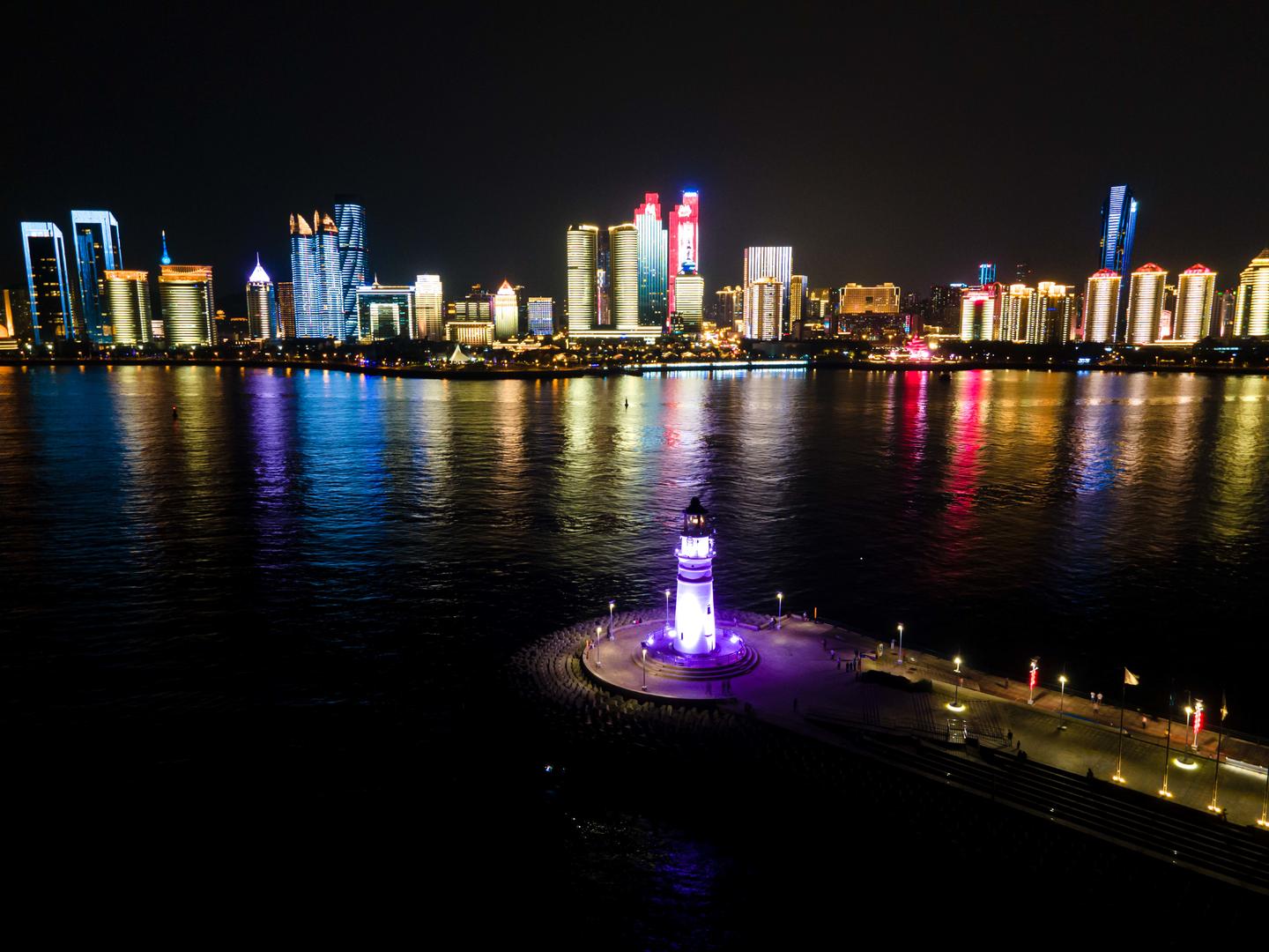 青岛情人坝加城市夜景环绕航拍延时8K视频的预览图