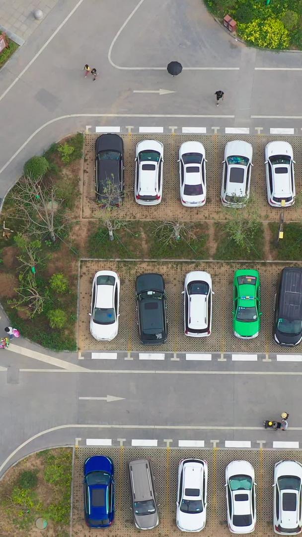 航拍停车场视频的预览图