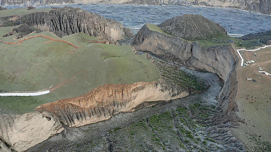 新疆天山大峡谷航拍视频的预览图