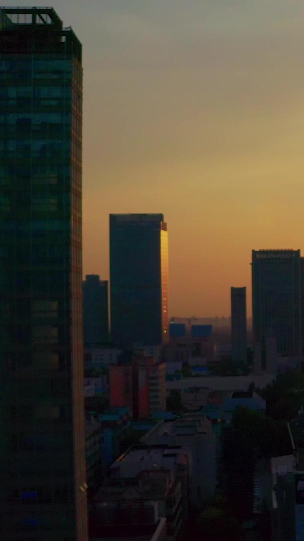 城市夕阳航拍视频的预览图