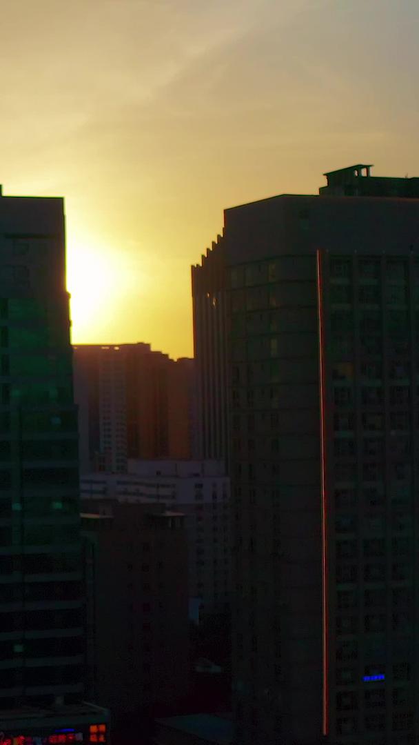 城市夕阳航拍视频的预览图