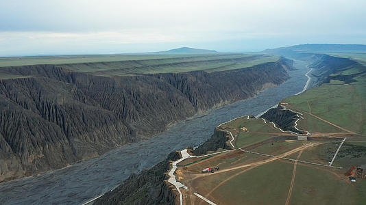新疆天山大峡谷航拍视频的预览图