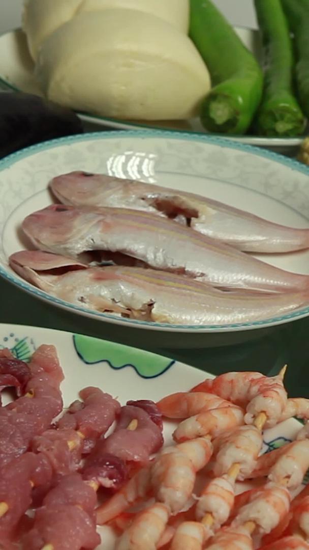 肉串虾串玉米鸡翅辣椒烧烤视频的预览图