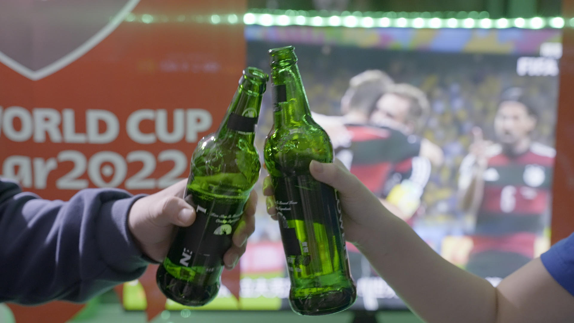 4K卡塔尔世界杯看球喝酒干杯视频的预览图