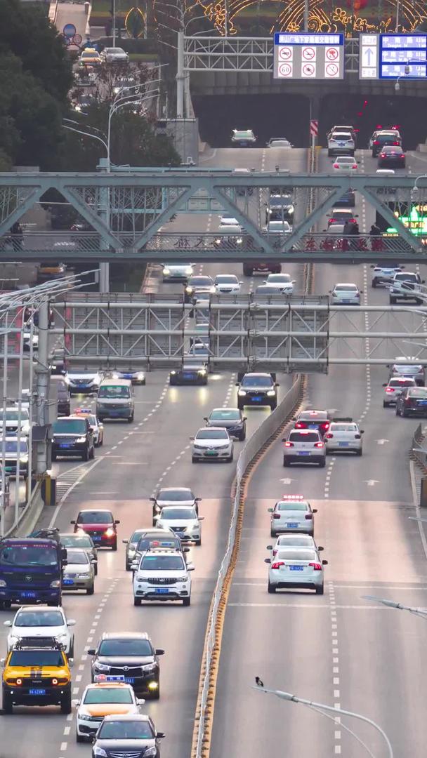 城市晚高峰隧道口交通繁忙交通交通延迟视频素材视频的预览图