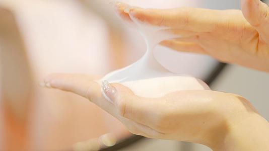 4K泡泡沫化妆品洗发膏洗面奶视频的预览图