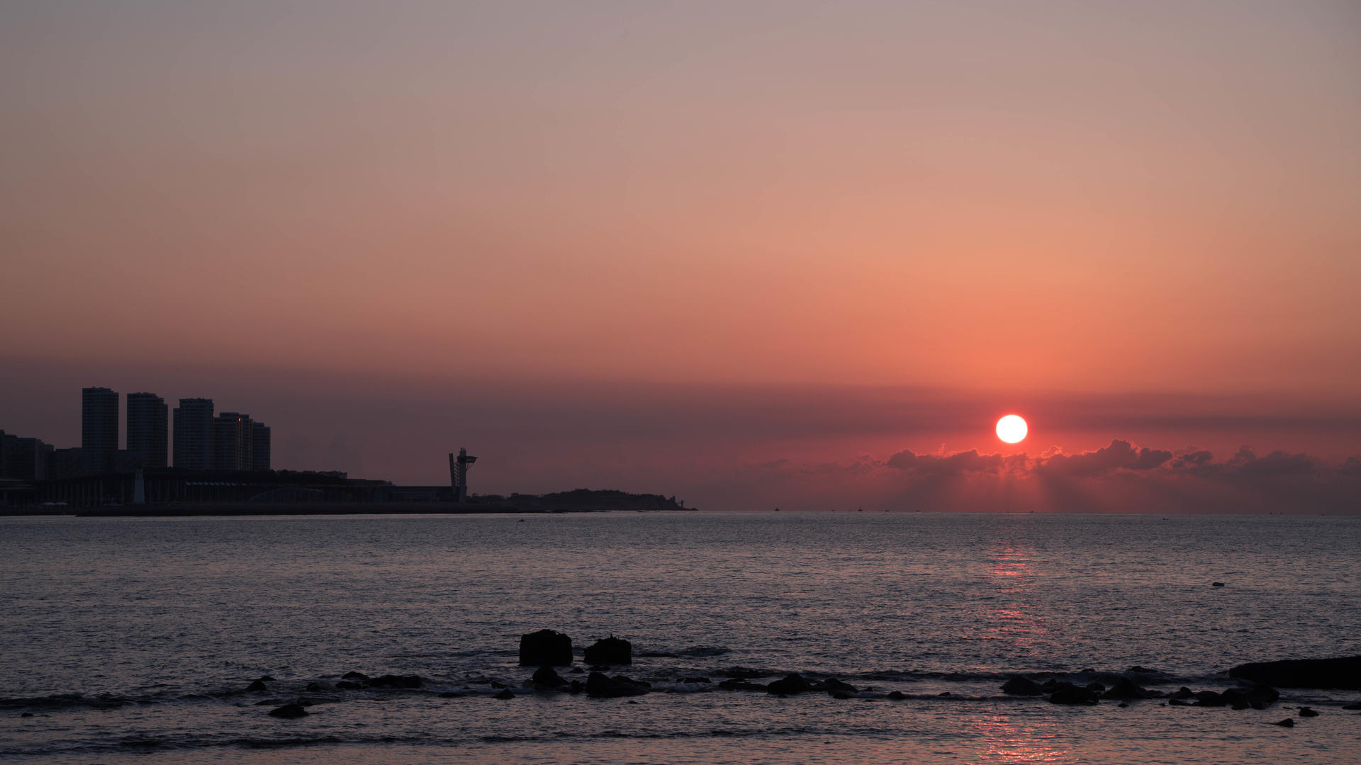 青岛海边日出耶稣光延时8K视频的预览图